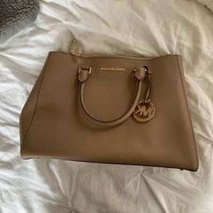 MK medium purse